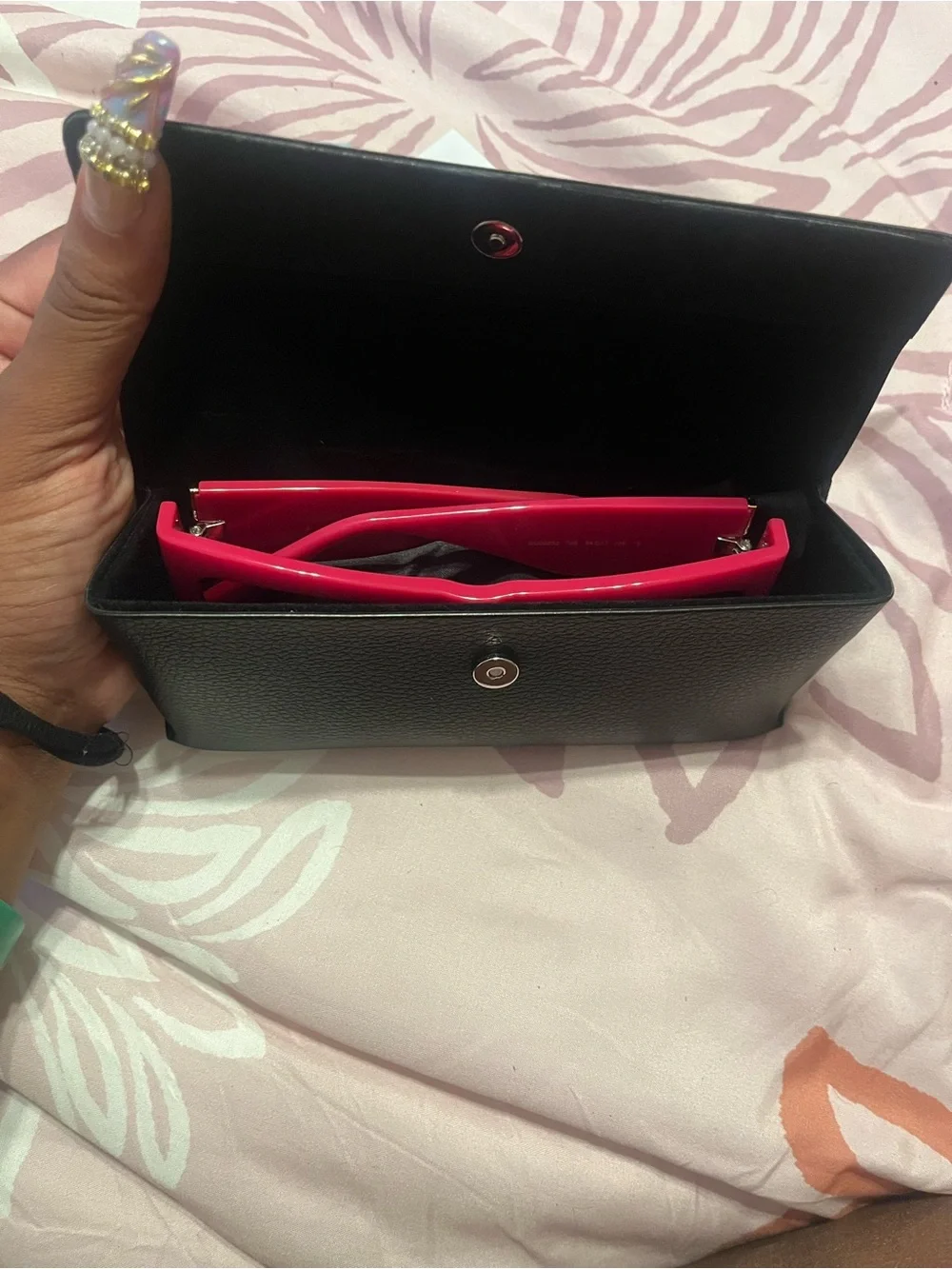 Guess bold pink